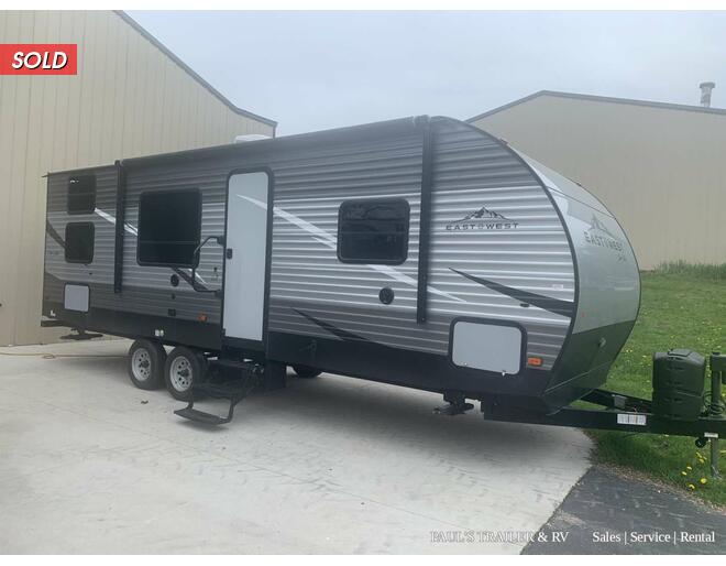 2020 East to West Della Terra 27KNS Travel Trailer at Pauls Trailer and RV Center STOCK# U20EW1601 Photo 9